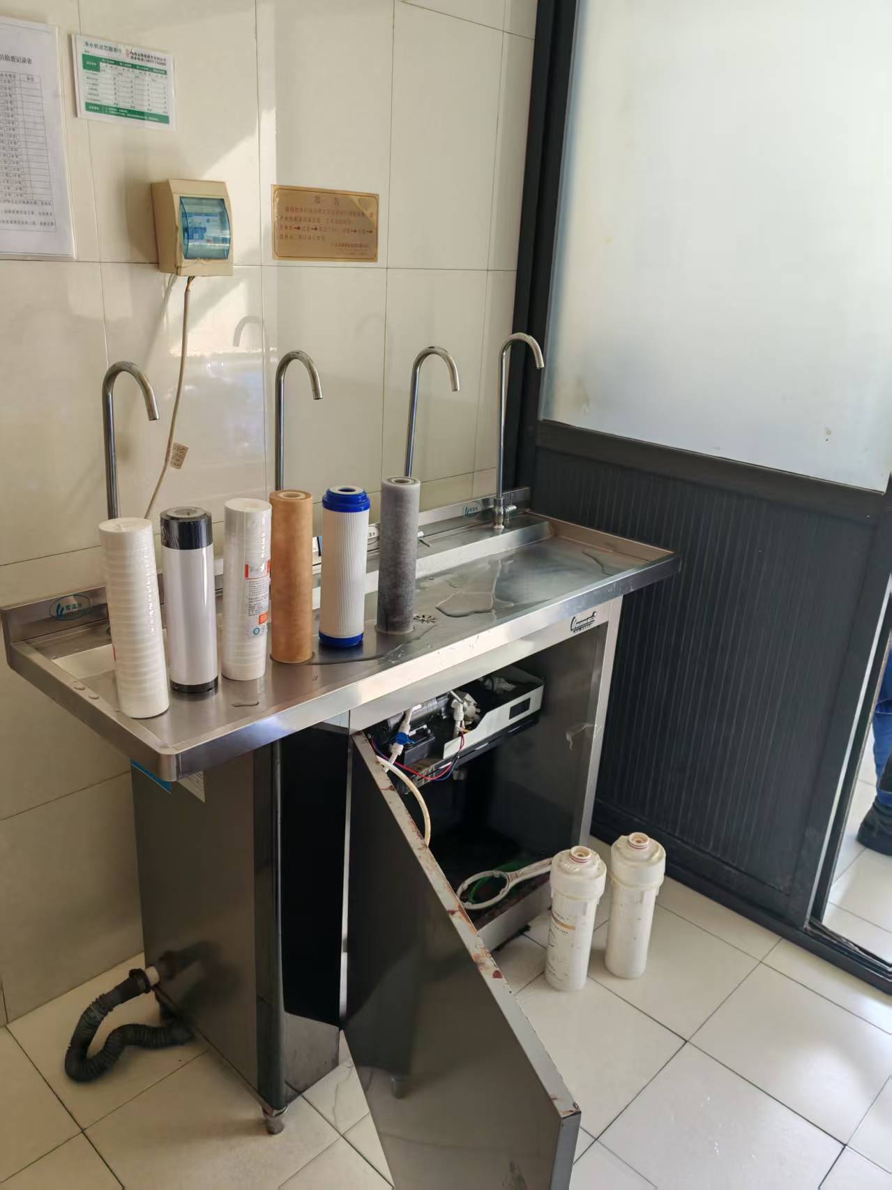 設(shè)備維修:更換濾芯 設(shè)備維修:更換濾芯