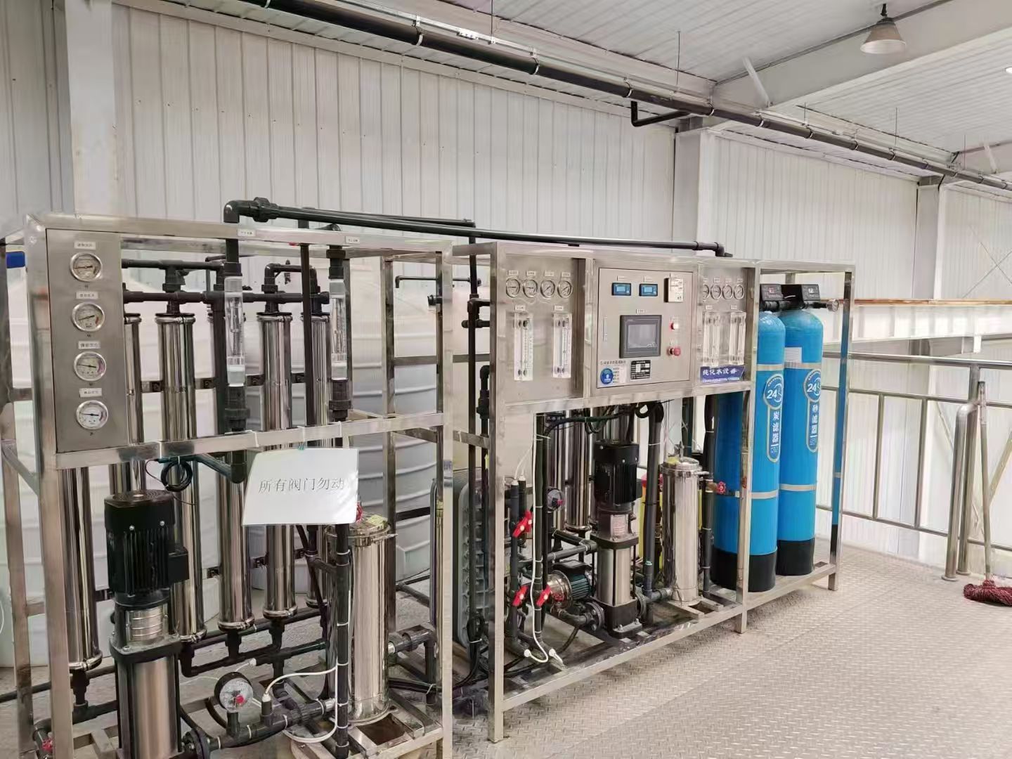 著名食品行業(yè)酵母菌生產(chǎn)用水，全不銹鋼純水設(shè)備投入使用，出水各項(xiàng)指標(biāo)均達(dá)到客戶生產(chǎn)需求。
