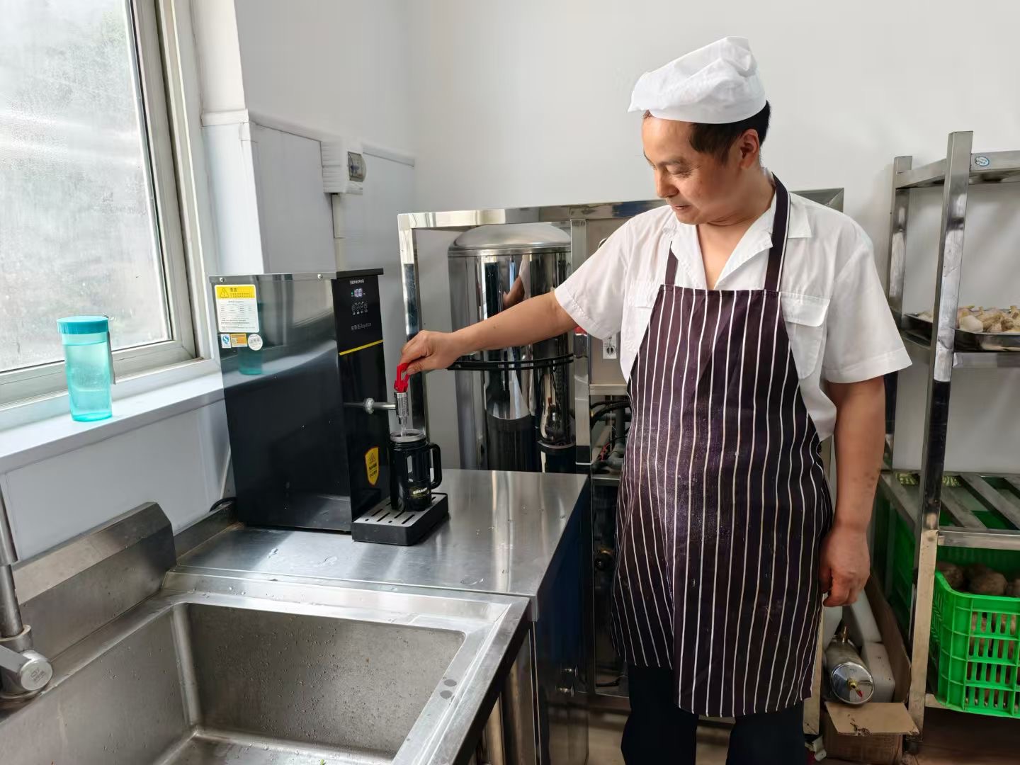 凈水賦能舌尖美味｜火車站段食堂的品質(zhì)用水革命  在追求高效出行的時代