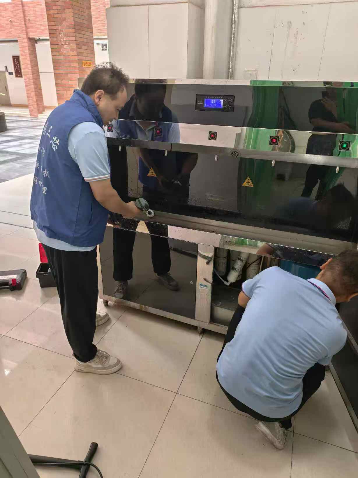 寶雞中學(xué)直飲水設(shè)備濾芯更換完工 寶雞中學(xué)直飲水設(shè)備濾芯更換完工