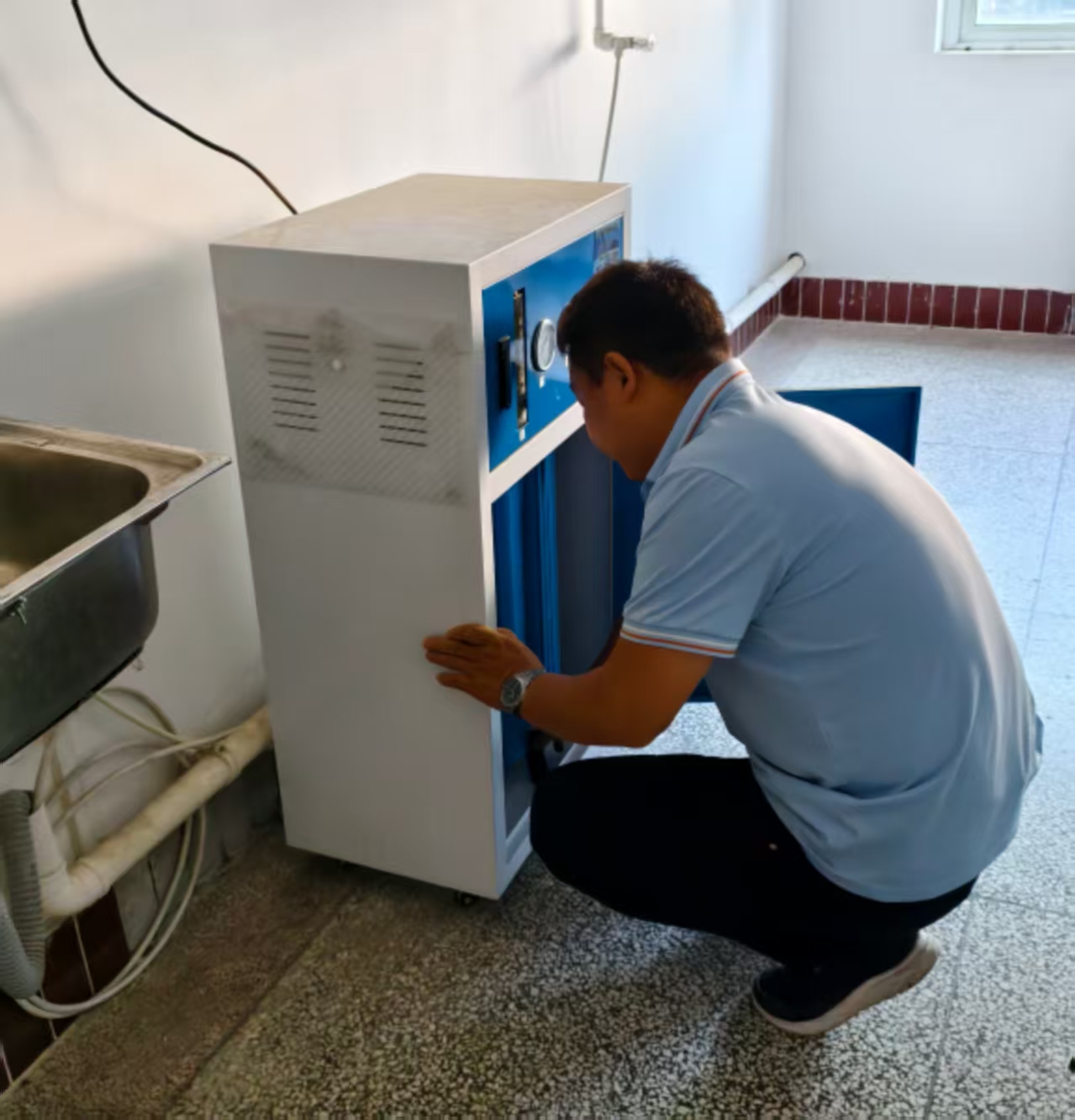 坪頭鎮(zhèn)政府辦公樓餐廳商務(wù)直飲機(jī)施工完成