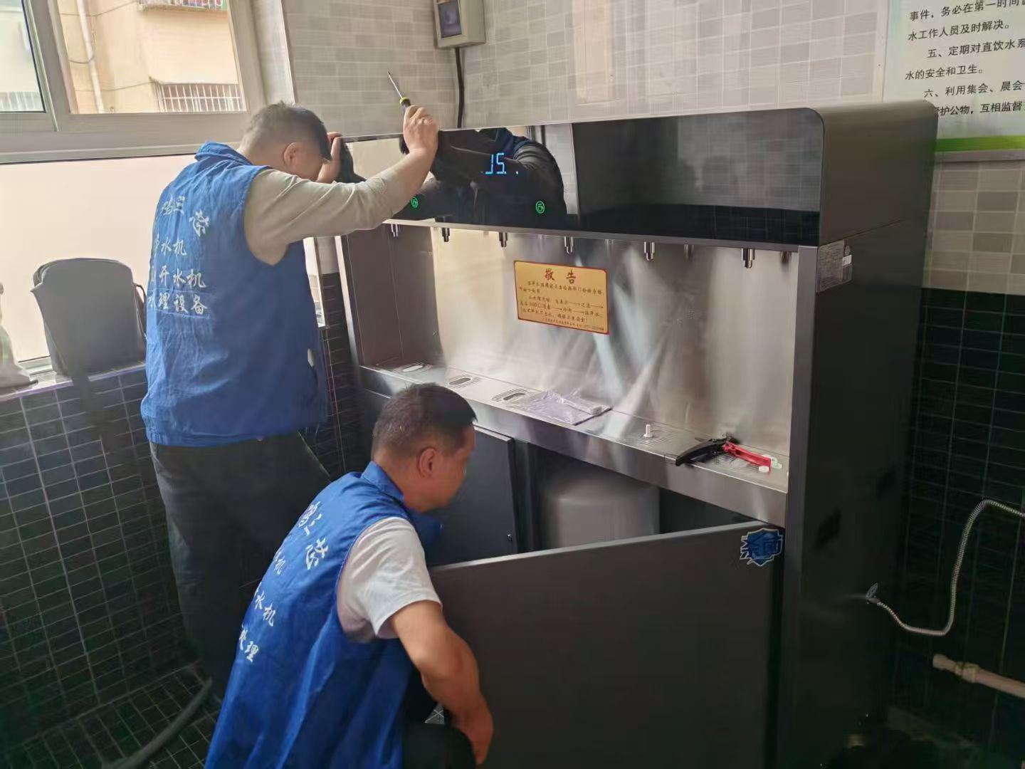 新民路小學(xué)新款智能校園直飲機安裝成功